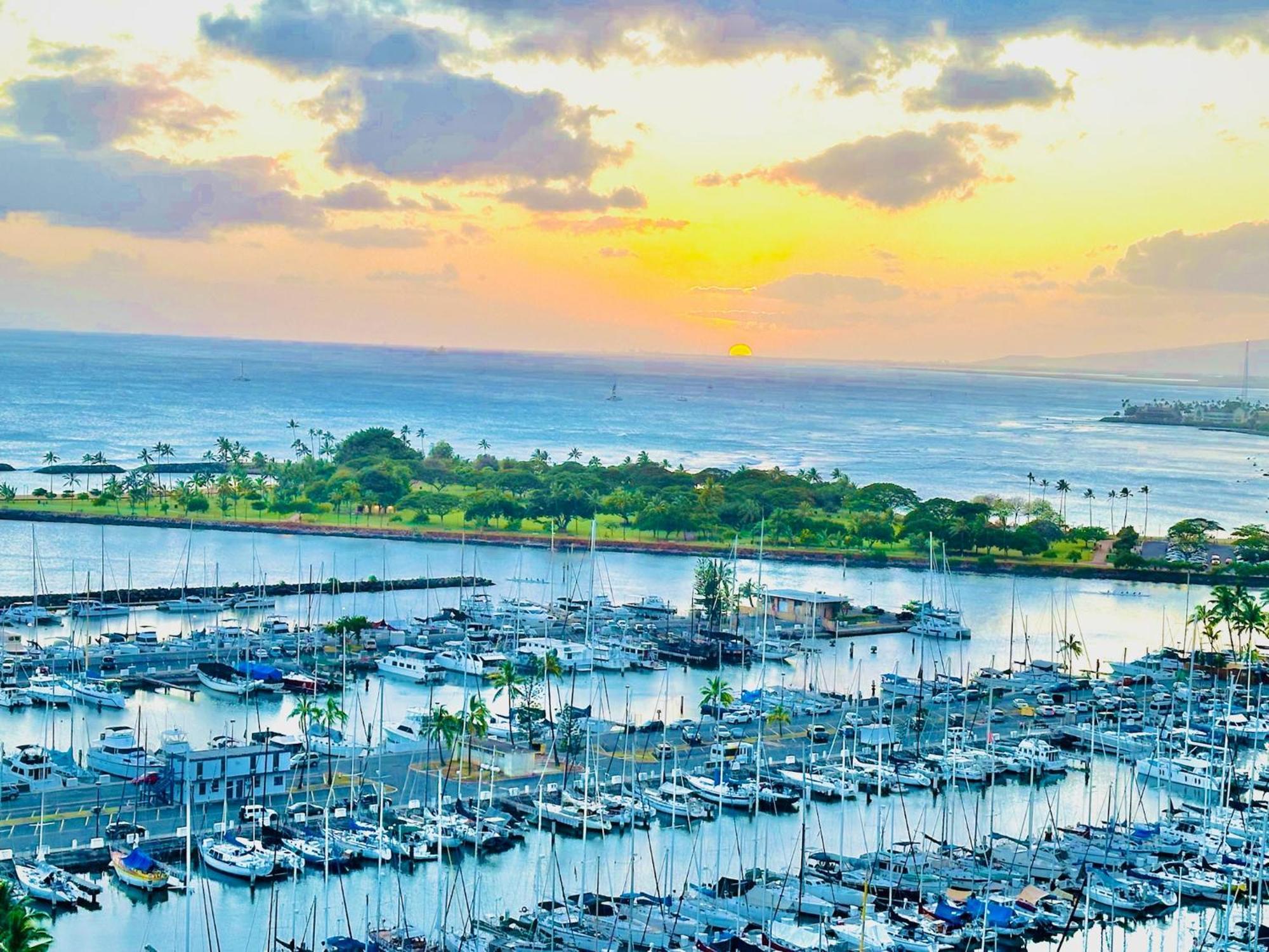 Waikiki Beach Experience! Luxury Oceanview Suite! Хонолулу Екстериор снимка